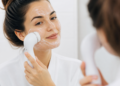 La dermatóloga Ana Maldonado destaca el cepillo facial para una piel luminosa