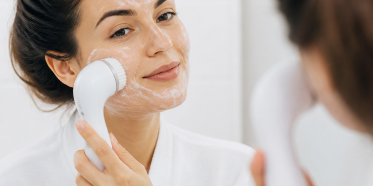 La dermatóloga Ana Maldonado destaca el cepillo facial para una piel luminosa