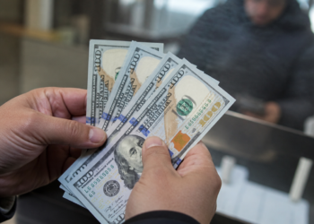 El dólar experimenta un nuevo aumento, acumulando un incremento del 3% en el último año