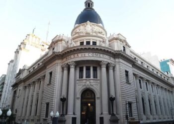 Las acciones inician la semana con una caída del 1,1%