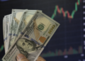 El dólar subió por cuarto día consecutivo y marcó un nuevo récord nominal