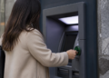 Declive en el uso de efectivo: las extracciones en cajeros automáticos se redujeron a la mitad en dos años