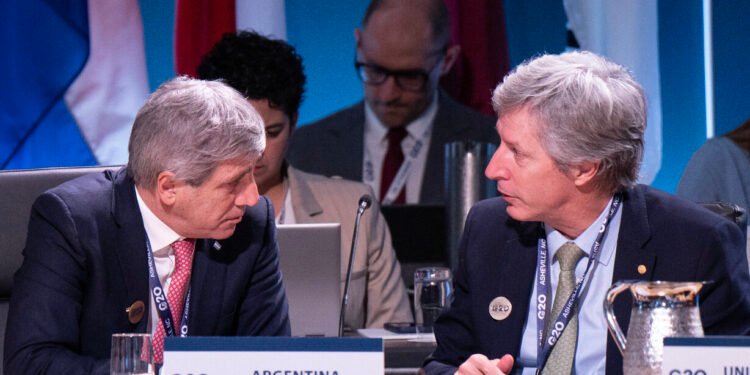 Fondos de inversión se reúnen con equipo económico en París y plantean inquietudes sobre reservas