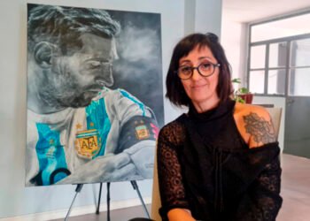 Vive en un pueblo de 300 habitantes y un gesto de Lionel Messi la convirtió en la pintora de la Selección argentina: “Me cambió la vida”